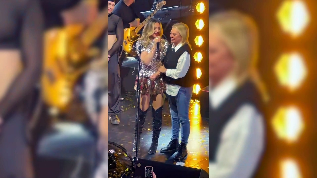 Belén Esteban junto a Merche en su concierto de Madrid. (Vídeo:Gtres)