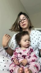 Annesi toka takınca hanım kız modu açılan bebek 😊