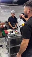 Doğum gününde çıraklarına kalpten götürmeli tatlı bir sürpriz yapan ustalar