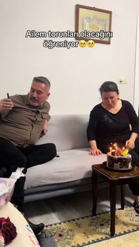 Doğum günü kutlandığı esnada anneanne ve dede olacağını öğrenen aile büyüklerinin sevinci 🥲