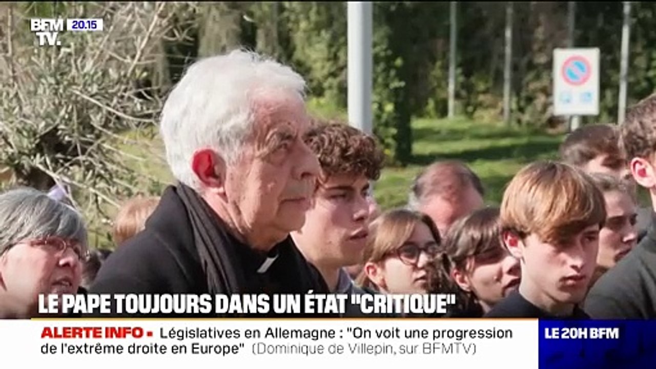 Pape François hospitalisé: les catholiques se recueillent devant l'hôpital à Rome