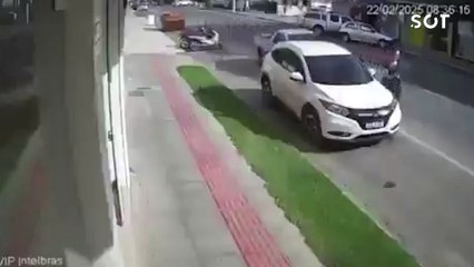 Impressionante: mulher escapa por um triz de acidente de carro em Santa Catarina