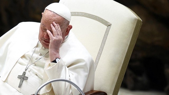 Papa Francisco sufre insuficiencia renal leve y se mantiene en estado crítico