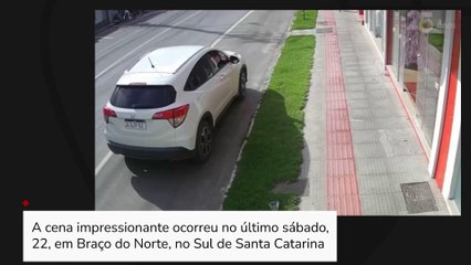 Mulher escapa por pouco de ser atingida por carro em avenida de SC