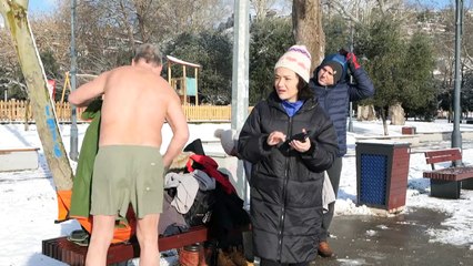 السباحة في مياه البوسفور الباردة تُثلج قلوب عشاق المضيق في اسطنبول