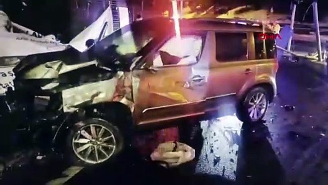 İstanbul - Ataşehir'de buzlanan yolda kayarak direğe çarpan hafif ticari aracın sürücüsü ağır yaralandı