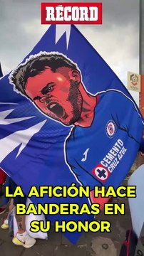 HONOR A QUIEN HONOR MERECE La afición de Cruz Azul prepara banderas especiales para este partido, pues colocaron a dos ídolos como lo son Santi Giménez y Carlos Hermosillo
