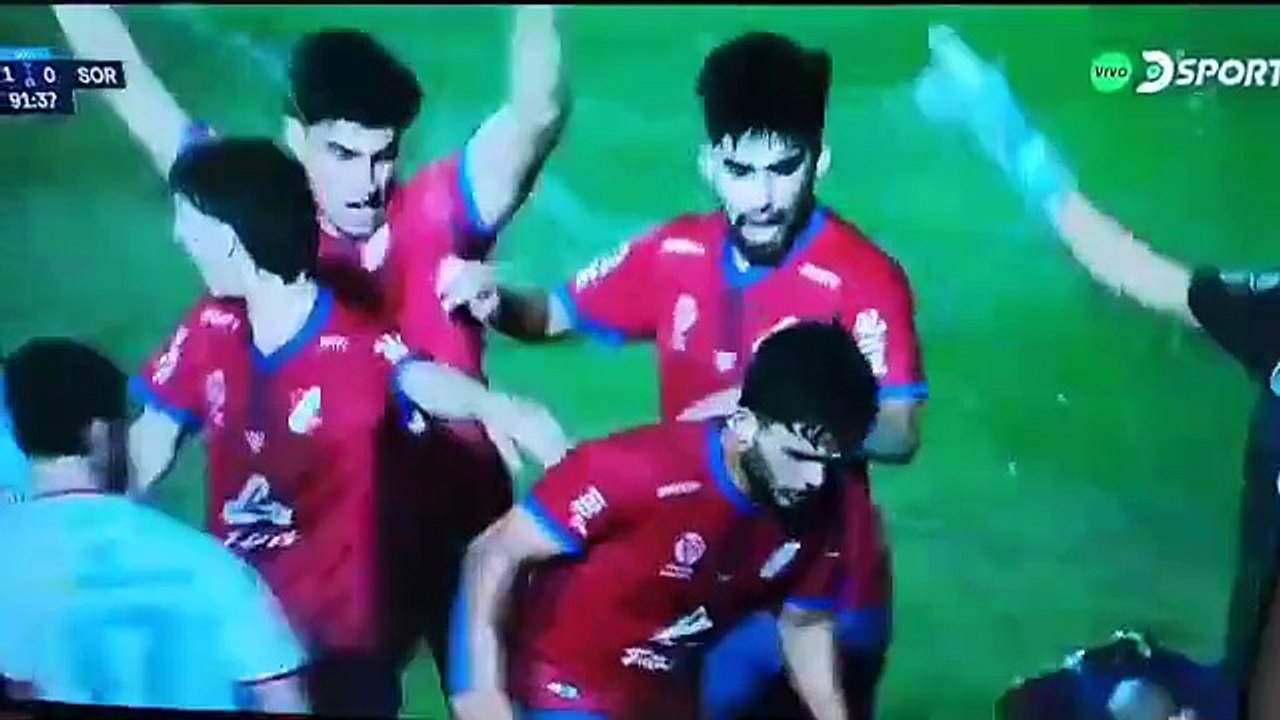Uruguay’daki maçta bir futbolcu attığı yumrukla rakibini bayılttı.