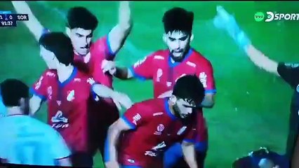 Uruguay’daki maçta bir futbolcu attığı yumrukla rakibini bayılttı.