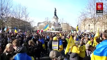 Manifestantes en París demandan participación de Ucrania en la paz