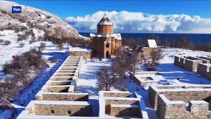 Akdamar Adası beyaz örtüsüyle ziyaretçilerini ağırlıyor