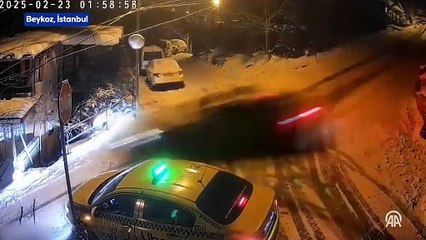 Beykoz'da buzlu yolda kayan otomobil bir taksi ile iki eve çarptı