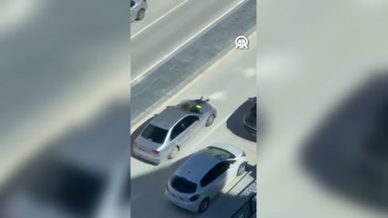 Seyir halindeki aracın kaputuna çocuk oturttu