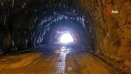 Burası Türkiye'de bulunuyor! Dünyanın en tehlikeli yollarından ‘Taş Yolu’ buz tuttu