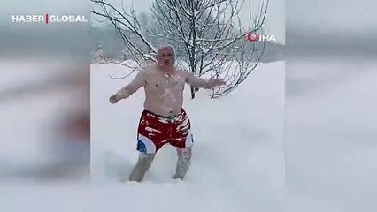 Soğuğa aldırış etmedi, soyunup karın içine atladı