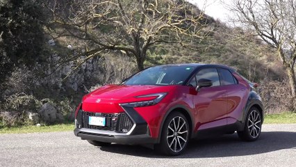 Toyota C-HR plug-in: la potenza intelligente, ecco come si guida