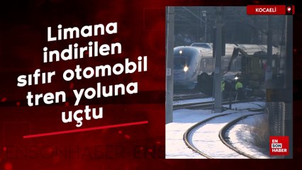 Kocaeli'de limana indirilen sıfır otomobil tren yoluna uçtu
