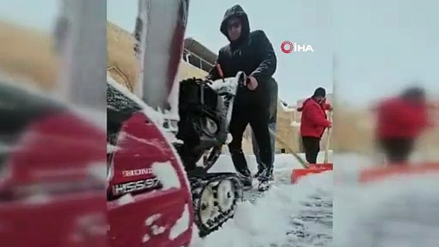 İshak Paşa Sarayı’nda kar temizleme çalışmaları sürüyor