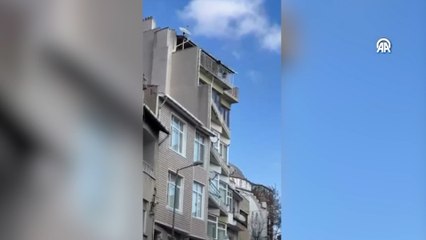 Sinir krizi geçirip eşyalarını 5. kattan attı, araçlara zarar verdi