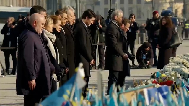 Zelenski rinde homenaje a los caídos en el tercer aniversario de la guerra junto a Sánchez y otros líderes extranjeros