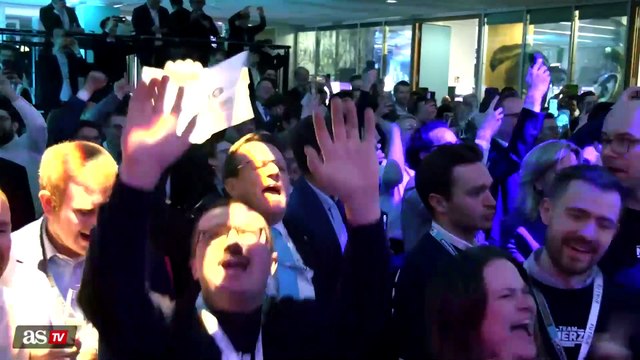 Kanzlerkandidat Friedrich Merz feiert mit Wahlkampfhelfern im CDU-Hauptquartier in Berlin