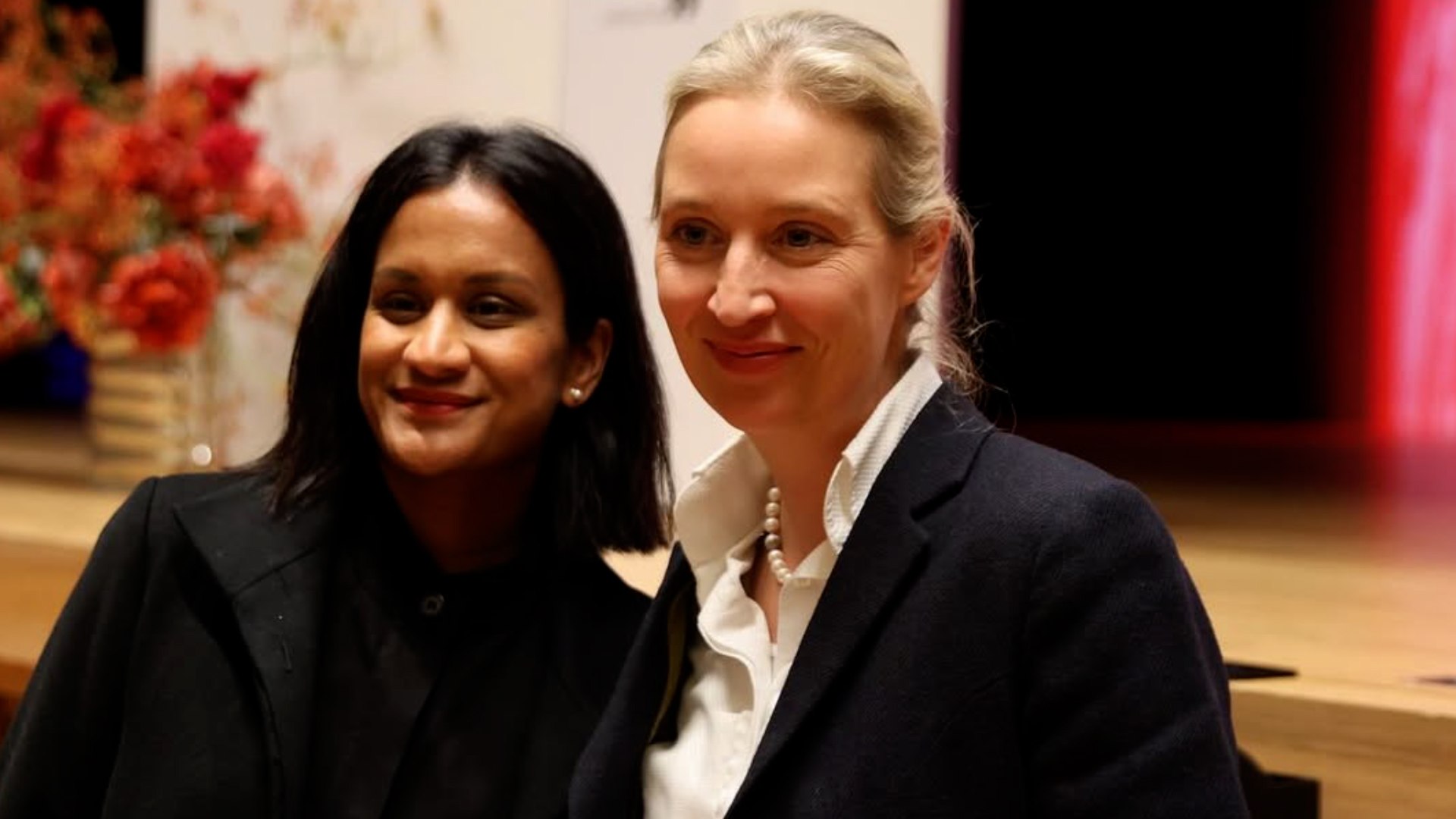 Los conservadores alemanes volver�n al Gobierno en Alemania tras un par�ntesis de tres a�os tras ganar las elecciones generales de este domingo, pero se ver�n obligados a formar r�pidamente una coalici�n en un momento geopol�tico convulso y gobernar con una ultraderecha m�s fuerte que nunca en la oposici�n.
El bloque conservador formado por la Uni�n Cristianodem�crata (CDU) y su hermana b�vara la Uni�n Socialcristiana (CSU), ha obtenido el 28,5 % de los votos, seg�n los resultados oficiales preliminares, una vez contabilizadas las papeletas de 296 de 299 distritos electorales.
"Hemos ganado estas elecciones al Bundestag (C�mara Baja). El mundo no espera y tampoco nos espera a nosotros, ni a largas y dif�ciles negociaciones de coalici�n", se�al� el que ser� el pr�ximo canciller de Alemania, Friedrich Merz.
Merz, al verse obligado a formar una coalici�n, tendr� en la bancada de la oposici�n en el Parlamento como primera fuerza de la oposici�n a AfD, cuya candidata a canciller, Alice Weidel, dijo al conocer los pron�sticos que su mano "siempre est� tendida para entrar al Gobierno y hacer realidad la voluntad del pueblo".
AfD entr� por primera vez en el Parlamento germano en 2017 con un 12,6 % y se convirti� en el primer partido de la oposici�n al formarse una 'gran coalici�n' entre socialdem�cratas y conservadores, cuyo l�der reiter� hoy su rechazo tajante a cooperar con la ultraderecha en una mesa redonda televisada de todos los candidatos.

Weidel tiene una vida privada contraria al ideario de su partido. mantiene una relaci�n sentimiental con Sarah Bossard, una cineasta suiza originaria de Sri Lanka. Est�n unidas de forma civil, pero no se han casado porque consideran que el matrimonio debe ser solo entre hombre y mujer. Y adem�s, tienen dos hijos adoptados, pero ninguna ha decidido ser madre biol�gica al no considerar los tratamientos de fertilidad algo natural.