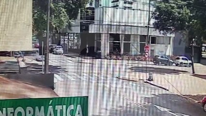 Por outro ângulo: Imagem flagra acidente na rua Visconde de Guarapuava