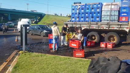 Caminhão carregado com cerveja perde parte da carga no Trevo Guarujá