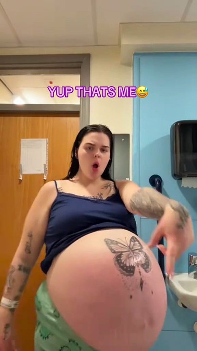 Les gens sont horrifiés lorsqu'une femme montre son énorme ventre rond et ils disent qu'un homme adulte vit à l'intérieur