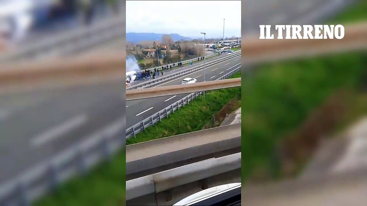Scontri tra ultras in Toscana, caschi, manganelli: caos in autostrada - Le immagini