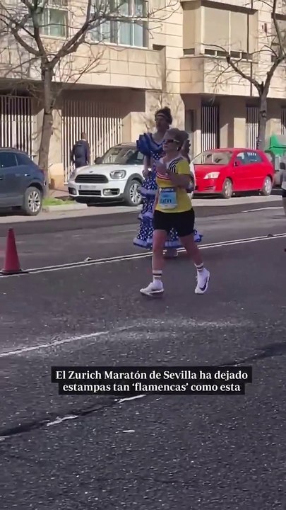 Rubén Lozano corre la maratón de Sevilla vestido de flamenca