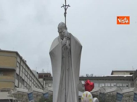 Preghiere, lumini e disegni per Papa Francesco nel piazzale dell'ospedale Gemelli