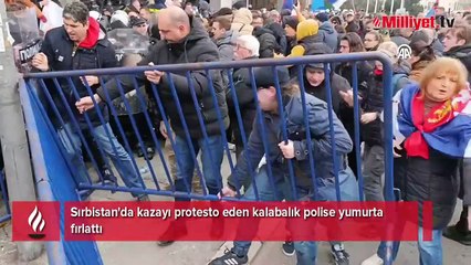 Sırbistan'da kazayı protesto eden kalabalık polise yumurta fırlattı
