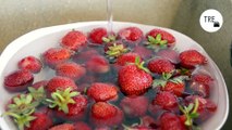 El truco definitivo para que no le salga moho a las fresas, según un experto