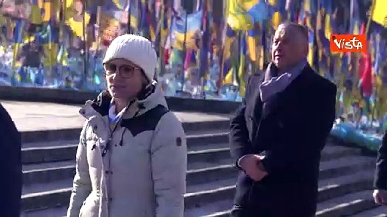 Von der Leyen alla cerimonia per i caduti al Memoriale del Popolo a Maidan a Kiev a 3 anni di guerra