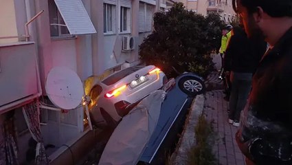 Uyuşturucu etkisindeki avukat, polisleri görüp gaza bastı; bir evin mutfağına daldı