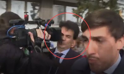 El novio de Ayuso es golpeado por un cámara de televisión