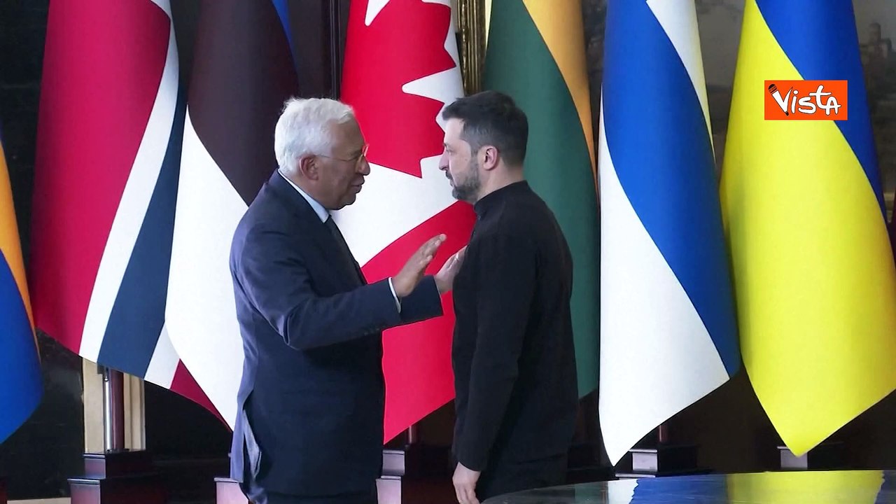 La stretta di mano tra Zelensky e Costa al vertice internazionale per il sostegno all'Ucraina a Kiev