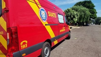 Mulher abre lixeira para coletar recicláveis e tem lesão na cabeça após tampa fechar com o vento