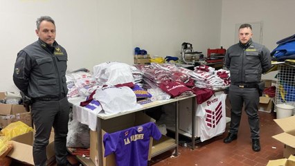 Il video del sequestro a Carpi di oltre 800 magliette di calcio contraffatte