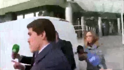 El novio de Ayuso recibe un fuerte golpe en la cabeza al salir de los Juzgados