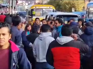 FUNCIONARIA CAE AL PISO