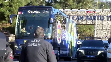 Fenerbahçe derbiye meşalelerle uğurlandı