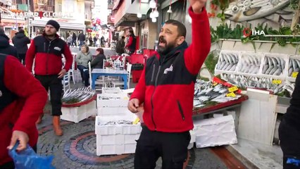 Kilosu 100 liraya düştü, tezgahlar şenlendi