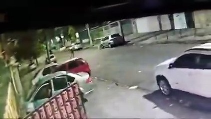 Vídeo mostra momento em que estudante universitário baleado após ser confundido com assaltante pega moto por aplicativo