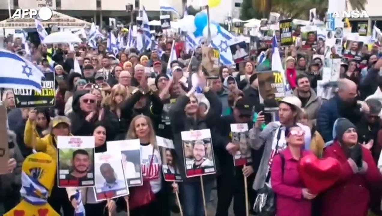 Hamas rilascia due ostaggi a Rafah, gioia e lacrime in piazza a Tel Aviv