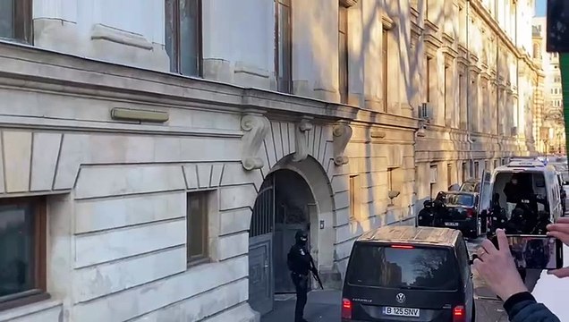 MOHAMED AMRA - L'arrivée du narcotrafiquant tout sourire au tribunal de Bucarest