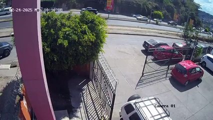 Sale a la luz video del accidente en bulevar Fuerzas Armadas