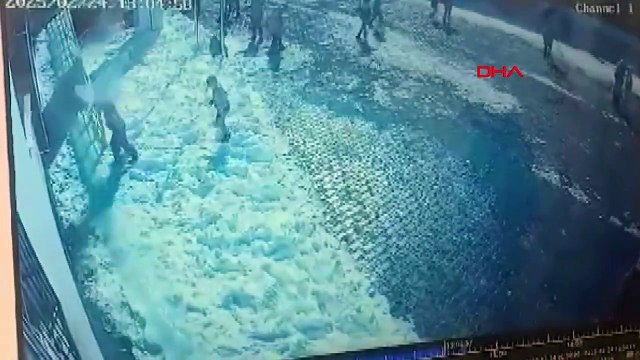 Okul bahçesinde feci olay! Başına buz kütlesi düşen öğrenci ağır yaralandı