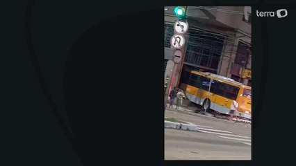 Ônibus invade agência bancária após ser atingido por carro em Porto Alegre (RS)